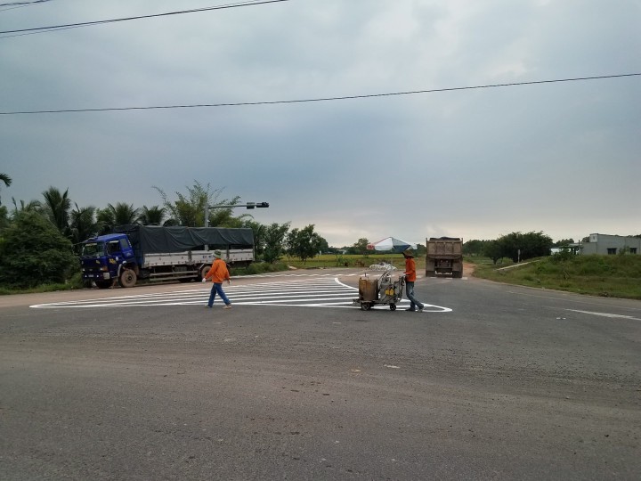  Đến nay đơn vị thi công đã thực hiện chỉ đạo của Cục Quản lý đường bộ IV làm vòng xuyến nổi (vật liệu cứng) tại hai điểm đen nói trên.